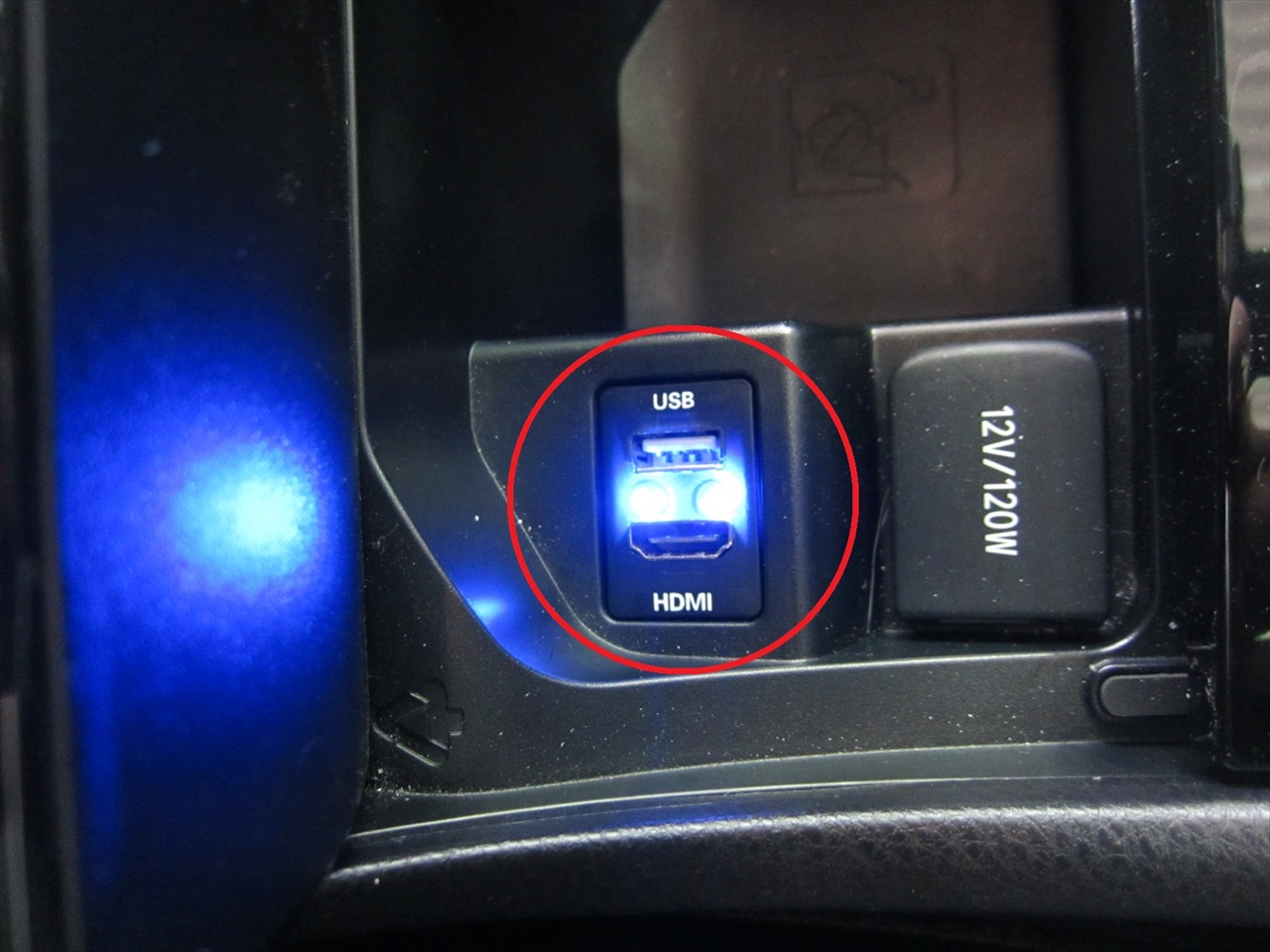 トヨタ　ハリアー　にHDMI入力端子を取付